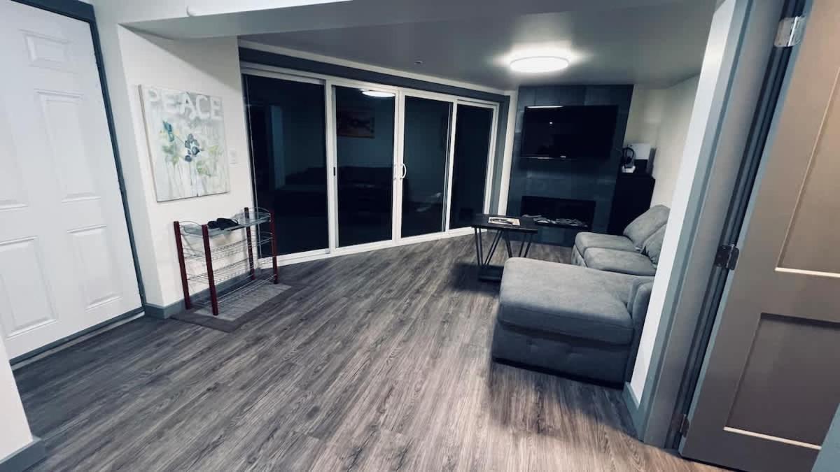 Tranquil Oasis 2 Bedroom Suite With Pool View 維多利亞 外观 照片